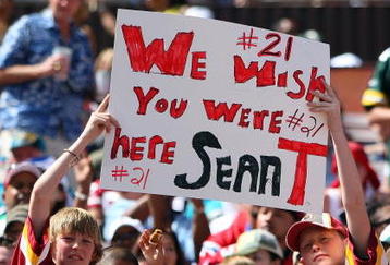 HONOLULU, HI - FEBRUARY 10:  Young fans hold up a sign in memory of Sean Taylor #21 of the NFC's Washington Redskins during the game against the AFC at the 2008 NFL Pro Bowl at Aloha Stadium on February 10, 2008 in Honolulu, Hawaii. (Photo by Paul Spinelli/Getty Images)