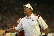 MIAMI - JANUARY 08:  Head coach Bob Stoops of the Oklahoma Sooners looks on against the Florida Gators during the FedEx BCS National Championship game at Dolphin Stadium on January 8, 2009 in Miami, Florida.  (Photo by Doug Benc/Getty Images)