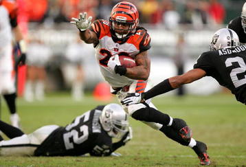 OAKLAND, CA - NOVEMBER 22:  Bernard Scott #28 of the Cincinnati Bengals runs with the ball during their game against the Oakland Raiders at Oakland-Alameda County Coliseum on November 22, 2009 in Oakland, California.  (Photo by Ezra Shaw/Getty Images)
