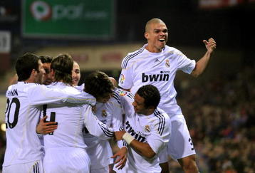 MADRID, SPAIN - NOVEMBER 07: Pepe (R) of Real Madrid celebrates after Kaka (C) scored Real's first goal during the La Liga match between Atletico Madrid and Real Madrid at the Vicente Calderon Stadium on November 7, 2009 in Madrid, Spain.  (Photo by Denis Doyle/Getty Images)