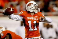 STILLWATER, OK - OCTOBER 31: Quarterback Zac Robinson #11 of the Oklahoma State Cowboys looks to the ball in the second quarter against the Texas Longhorns at Boone Pickens Stadium on October 31, 2009 in Stillwater, Oklahoma. (Photo by Ronald Martinez/Getty Images)