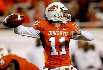 STILLWATER, OK - OCTOBER 31:  Quarterback Zac Robinson #11 of the Oklahoma State Cowboys looks to the ball in the second quarter against the Texas Longhorns at Boone Pickens Stadium on October 31, 2009 in Stillwater, Oklahoma.  (Photo by Ronald Martinez/Getty Images)