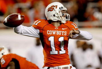 STILLWATER, OK - OCTOBER 31:  Quarterback Zac Robinson #11 of the Oklahoma State Cowboys looks to the ball in the second quarter against the Texas Longhorns at Boone Pickens Stadium on October 31, 2009 in Stillwater, Oklahoma.  (Photo by Ronald Martinez/Getty Images)