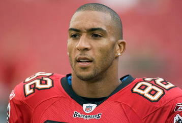 TAMPA, FL - SEPTEMBER 04:  Tight end Kellen Winslow #82 of the Tampa Bay Buccaneers warms up against the Houston Texans just prior to the start of the preseason game at Raymond James Stadium on September 4, 2009 in Tampa, Florida.  (Photo by J. Meric/Getty Images)