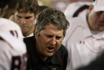 HOUSTON - SEPTEMBER 26: Head coach Mike Leach of the Texas Tech Red Raiders talks with his defense while playing against the University of Houston at Robertson Stadium on September 26, 2009 in Houston, Texas.  (Photo by Thomas B. Shea/Getty Images)