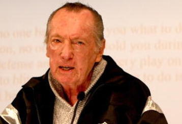 ALAMEDA, CA - SEPTEMBER 30:  Oakland Raiders owner Al Davis speaks during a press conference to announce the firing of head coach Lane Kiffin of the Oakland Raiders at thier training facility on Septemer 30, 2008 in Alameda, California.  (Photo by Jed Jacobsohn/Getty Images)