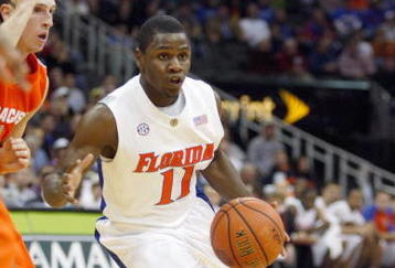 KANSAS CITY, MO - NOVEMBER 24: Erving Walker #11 of the Florida Gators drives the ball downcourt against the Syracuse Orange during the CBE Classic game on November 24, 2008 at the Sprint Center in Kansas City, Missouri. (Photo by Jamie Squire/Getty Images)