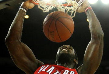 OAKLAND, CA - NOVEMBER 20:  Greg Oden #52 of the Portland Trail Blazers dunks against the Golden State Warriors during an NBA game at Oracle Arena on November 20, 2009 in Oakland, California.  (Photo by Jed Jacobsohn/Getty Images)