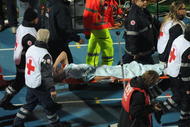 PESCARA, ITALY - NOVEMBER 14:  Robin Van Persie of Holand is helped from the pitch after sustaining an injury during the International Friendly Match between Italy and Holland at Adriatico Stadium on November 14, 2009 in Pescara, Italy.  (Photo by Dino Panato/Getty Images)