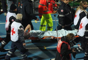 PESCARA, ITALY - NOVEMBER 14:  Robin Van Persie of Holand is helped from the pitch after sustaining an injury during the International Friendly Match between Italy and Holland at Adriatico Stadium on November 14, 2009 in Pescara, Italy.  (Photo by Dino Panato/Getty Images)