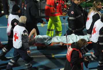 PESCARA, ITALY - NOVEMBER 14:  Robin Van Persie of Holand is helped from the pitch after sustaining an injury during the International Friendly Match between Italy and Holland at Adriatico Stadium on November 14, 2009 in Pescara, Italy.  (Photo by Dino Panato/Getty Images)