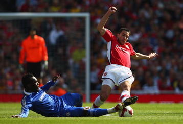 LONDON - MAY 10:  Robin Van Persie (R) of Arsenal battles for the ball with Michael Essien of Chelsea during the Barclays Premier League match between Arsenal and Chelsea at the Emirates Stadium on May 10, 2009 in London, England.  (Photo by Jamie McDonald/Getty Images)