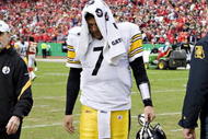 KANSAS CITY, MO - NOVEMBER 22:  Quarterback Ben Roethlisberger #7 of the Pittsburgh Steelers walks off the field after being injured against the Kansas City Chiefs at Arrowhead Stadium on November 22, 2009 in Kansas City, Missouri.  The Chiefs defeated the Steelers 27-24.  (Photo by Wesley Hitt/Getty Images)