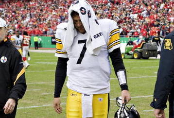 KANSAS CITY, MO - NOVEMBER 22:  Quarterback Ben Roethlisberger #7 of the Pittsburgh Steelers walks off the field after being injured against the Kansas City Chiefs at Arrowhead Stadium on November 22, 2009 in Kansas City, Missouri.  The Chiefs defeated the Steelers 27-24.  (Photo by Wesley Hitt/Getty Images)