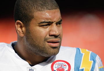 KANSAS CITY, MO - OCTOBER 25: Shawne Merriman #56 of the San Diego Chargers warms up before the game against the Kansas City Chiefs on October 25, 2009 at Arrowhead Stadium in Kansas City, Missouri. (Photo by Jamie Squire/Getty Images)