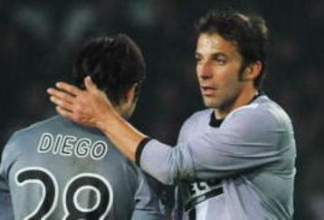 TURIN, ITALY - NOVEMBER 22:  Alessandro Del Piero (R) and Ribas Da Cunha Diego (L) of Juventus FC during the Serie A match between Juventus and Udinese at Stadio Olimpico di Torino on November 22, 2009 in Turin, Italy.  (Photo by Valerio Pennicino/Getty Images)