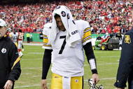 KANSAS CITY, MO - NOVEMBER 22:  Quarterback Ben Roethlisberger #7 of the Pittsburgh Steelers walks off the field after being injured against the Kansas City Chiefs at Arrowhead Stadium on November 22, 2009 in Kansas City, Missouri.  The Chiefs defeated the Steelers 27-24.  (Photo by Wesley Hitt/Getty Images)