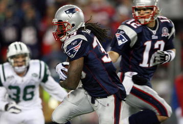 FOXBORO, MA - NOVEMBER 22:  Tom Brady #12 of the New England Patriots hands the ball off to Laurence Maroney #39 in the third quarter against against the New York Jets on November 22, 2009 at Gillette Stadium in Foxboro, Massachusetts. The Patriots defeated the Jets 31-14.  (Photo by Elsa/Getty Images)
