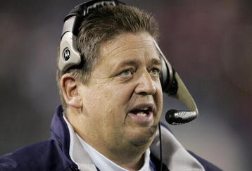 JACKSONVILLE, FLORIDA - FEBRUARY 06:  Offensive coordinator Charlie Weis of the New England Patriots on the sidelines against the Philadelphia Eagles during Super Bowl XXXIX at Alltel Stadium on February 6, 2005 in Jacksonville, Florida. The Patriots defeated the Eagles 24-21.  (Photo by Andy Lyons/Getty Images)