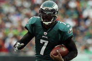 PHILADELPHIA - NOVEMBER 01:  Michael Vick #7 of the Philadelphia Eagles runs the ball for a first down in the first half against the New York Giants on November 1, 2009 at Lincoln Financial Field in Philadelphia, Pennsylvania.  (Photo by Jim McIsaac/Getty Images)
