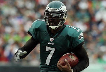 PHILADELPHIA - NOVEMBER 01:  Michael Vick #7 of the Philadelphia Eagles runs the ball for a first down in the first half against the New York Giants on November 1, 2009 at Lincoln Financial Field in Philadelphia, Pennsylvania.  (Photo by Jim McIsaac/Getty Images)