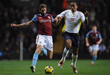 BIRMINGHAM, ENGLAND - NOVEMBER 28:  Tom Huddlestone of Tottenham Hotspur battles for the ball with Carlos Cuellar of Aston Villa during the Barclays Premier League match between Aston Villa and Tottenham Hotspur at Villa Park on November 28, 2009 in Birmingham, England.  (Photo by Shaun Botterill/Getty Images)