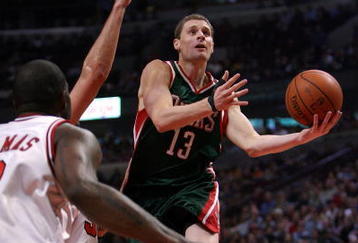 CHICAGO - MARCH 06:  Luke Ridnour #13 of the Milwaukee Bucks drives for a shot attempt against the Chicago Bulls at the United Center on March 6, 2009 in Chicago, Illinois.  NOTE TO USER: User expressly acknowledges and agreees that, by downloading and/or using this Photograph, User is consenting to the terms and conditions of the Getty Images License Agreement.  (Photo by Jonathan Daniel/Getty Images)