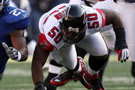EAST RUTHERFORD, NJ - NOVEMBER 22:  Brandon Jacobs #27 of the New York Giants recovers a fumble ahead of Curtis Lofton #50 of the Atlanta Falcons on November 22, 2009 at Giants Stadium in East Rutherford, New Jersey.  (Photo by Jim McIsaac/Getty Images)