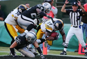 OAKLAND, CA - OCTOBER 29:  Willie Parker #39 of the Pittsburgh Steelers makes a touchdown reception against Michael Huff #24 of the Oakland Raiders during an NFL game at McAfee Coliseum October 29, 2006 in Oakland, California.  (Photo by Robert Laberge/Getty Images)