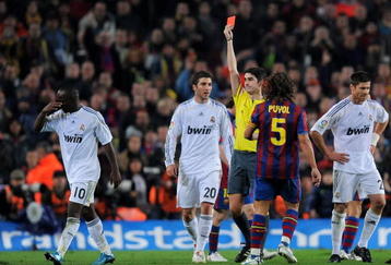 BARCELONA, SPAIN - NOVEMBER 29:  Referee Alberto Mallenco (C) shows Lassana Diarra of Real Madrid a red card during the La Liga match between Barcelona and Real Madrid at the Camp Nou Stadium on November 29, 2009 in Barcelona, Spain. Barcelona won the match 1-0.  (Photo by Jasper Juinen/Getty Images)