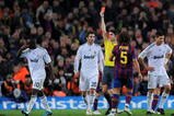 BARCELONA, SPAIN - NOVEMBER 29:  Referee Alberto Mallenco (C) shows Lassana Diarra of Real Madrid a red card during the La Liga match between Barcelona and Real Madrid at the Camp Nou Stadium on November 29, 2009 in Barcelona, Spain. Barcelona won the match 1-0.  (Photo by Jasper Juinen/Getty Images)