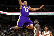 OAKLAND, CA - NOVEMBER 28: Shannon Brown #12 of the Los Angeles Lakers shoots against Anthony Morrow #22 of the Golden State Warriors during an NBA game at Oracle Arena on November 28, 2009 in Oakland, California.  NOTE TO USER: User expressly acknowledges and agrees that, by downloading and/or using this Photograph, user is consenting to the terms and conditions of the Getty Images License Agreement.  (Photo by Jed Jacobsohn/Getty Images)