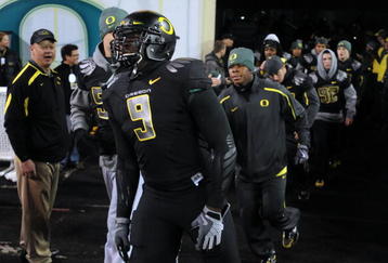 EUGENE,OR - NOVEMBER 14: Running back LeGarrette Blount #9 of the Oregon Ducks heads out on to the field for warms up before the game against the Arizona State Sun Devils at Autzen Stadium on November 14, 2009 in Eugene, Oregon. It marks the first game that Blount will play in since he punched a Boise State Bronco player after Oregon's loss to Boise State in September. (Photo by Steve Dykes/Getty Images)