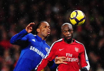 LONDON, ENGLAND - NOVEMBER 29:  William Gallas of Arsenal challenges Didier Drogba of Chelsea during the Barclays Premier League match between Arsenal and Chelsea at the Emirates Stadium on November 29, 2009 in London, England.  (Photo by Mike Hewitt/Getty Images)