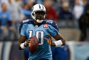 NASHVILLE, TN - NOVEMBER 29:  Vince Young #10 of the Tennessee Titans runs with the ball against the Arizona Cardinals during their game at LP Field on November 29, 2009 in Nashville, Tennessee.  (Photo by Streeter Lecka/Getty Images)