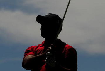 MELBOURNE, AUSTRALIA - NOVEMBER 15:  Tiger Woods of the USA plays an approach shot on the 6th hole during the final round of the 2009 Australian Masters at Kingston Heath Golf Club on November 15, 2009 in Melbourne, Australia.  (Photo by Mark Dadswell/Getty Images)