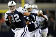 ARLINGTON, TX - NOVEMBER 26:  Tight end Jason Witten #82 of the Dallas Cowboys runs the ball against the Oakland Raiders at Cowboys Stadium on November 26, 2009 in Arlington, Texas.  (Photo by Ronald Martinez/Getty Images)