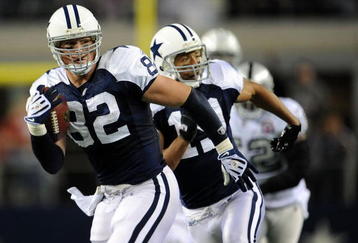 ARLINGTON, TX - NOVEMBER 26:  Tight end Jason Witten #82 of the Dallas Cowboys runs the ball against the Oakland Raiders at Cowboys Stadium on November 26, 2009 in Arlington, Texas.  (Photo by Ronald Martinez/Getty Images)