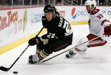 ANAHEIM, CA - NOVEMBER 29:  Todd Marchant #22 of the Anaheim Ducks is pursued by Adrian Aucoin #33 of the Phoenix Coyotes in the first period at the Honda Center on November 29, 2009 in Anaheim, California.  (Photo by Jeff Gross/Getty Images)