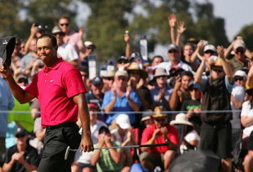 MELBOURNE, AUSTRALIA - NOVEMBER 15:  Tiger Woods of the USA is applauded after victory on the 18th hole during the final round of the 2009 Australian Masters at Kingston Heath Golf Club on November 15, 2009 in Melbourne, Australia.  (Photo by Scott Barbour/Getty Images)