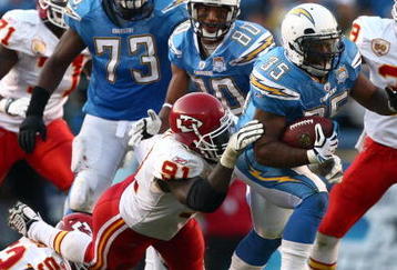 SAN DIEGO, CA - NOVEMBER 29:  Fullback Mike Tolbert #35 of the San Diego Chargers runs for a gain against the Kansas City Chiefs during the NFL game on November 29, 2009 at Qualcomm Stadium in San Diego, California.  (Photo by Donald Miralle/Getty Images)