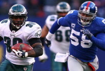 EAST RUTHERFORD, NJ - DECEMBER 07:  Brian Westbrook #36 of the Philadelphia Eagles runs for a touchdown as Antonio Pierce #58 of The New York Giants gives chase in the fourth qurter of their game on December 7, 2008 at Giants Stadium in East Rutherford, New Jersey.  (Photo by Al Bello/Getty Images)