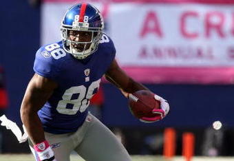 EAST RUTHERFORD, NJ - OCTOBER 11:  Hakeem Nicks #88 of the New York Giants runs the ball against the Oakland Raiders on October 11, 2009 at Giants Stadium in East Rutherford, New Jersey. The Giants defeated the Raiders 44-7.  (Photo by Jim McIsaac/Getty Images)