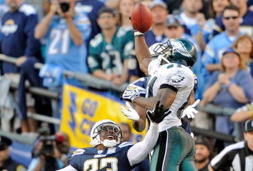 SAN DIEGO - NOVEMBER 15:  Jason Avant #81 of the Philadelphia Eagles catches a pass against Quentin Jammer #23 of the San Diego Chargers during the NFL football game at Qualcomm Stadium on November 15, 2009 in San Diego, California.  (Photo by Kevork Djansezian/Getty Images)