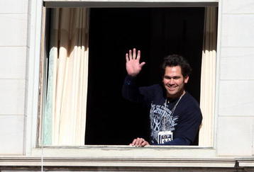 NEW YORK - NOVEMBER 06:  Johnny Damon #18 of the New York Yankees waves to the crowd during the New York Yankees World Series Victory Celebration at City Hall on November 6, 2009 in New York, New York.  (Photo by Jim McIsaac/Getty Images)