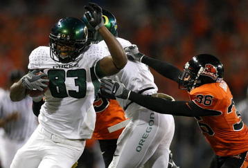 CORVALLIS, OR - NOVEMBER 29:  Ed Dickson #83 of the Oregon Ducks runs for a touchdown against Brandon Hughes #36 of the Oregon State Beavers at Reser Stadium on November 29, 2008 in Corvalis, Oregon.  (Photo by Jonathan Ferrey/Getty Images)