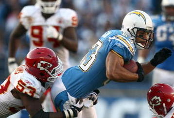 SAN DIEGO, CA - NOVEMBER 29:  Wide Receiver Vincent Jackson #83 of the San Diego Chargers hauls the ball in for a reception against the Kansas City Chiefs during the NFL game on November 29, 2009 at Qualcomm Stadium in San Diego, California.  (Photo by Donald Miralle/Getty Images)