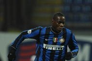 MILAN, ITALY - NOVEMBER 08:  Mario Balotelli of FC Internazionale in action during the Serie A match between FC Internazionale and AS Roma at Stadio Giuseppe Meazza on November 08, 2009 in Milan, Italy.  (Photo by Valerio Pennicino/Getty Images)