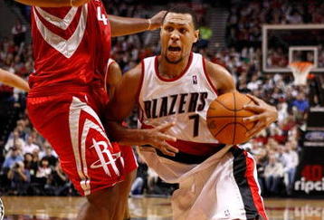 PORTLAND, OR - OCTOBER 27:  Brandon Roy #7 of the Portland Trail Blazers drives against Chuck Hayes #44 of the Houston Rockets during the season opener on October 27, 2009 at the Rose Garden in Portland, Oregon. NOTE TO USER: User expressly acknowledges and agrees that, by downloading and or using this Photograph, user is consenting to the terms and conditions of the Getty Images License Agreement.  (Photo by Jonathan Ferrey/Getty Images)