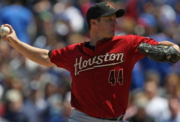 CHICAGO - MAY 16: Starting pitcher Roy Oswalt #44 of the Houston Astros delivers the ball against the Chicago Cubs on May 16, 2009 at Wrigley Field in Chicago, Illinois. The Cubs defeated the Astros 5-4.  (Photo by Jonathan Daniel/Getty Images)
